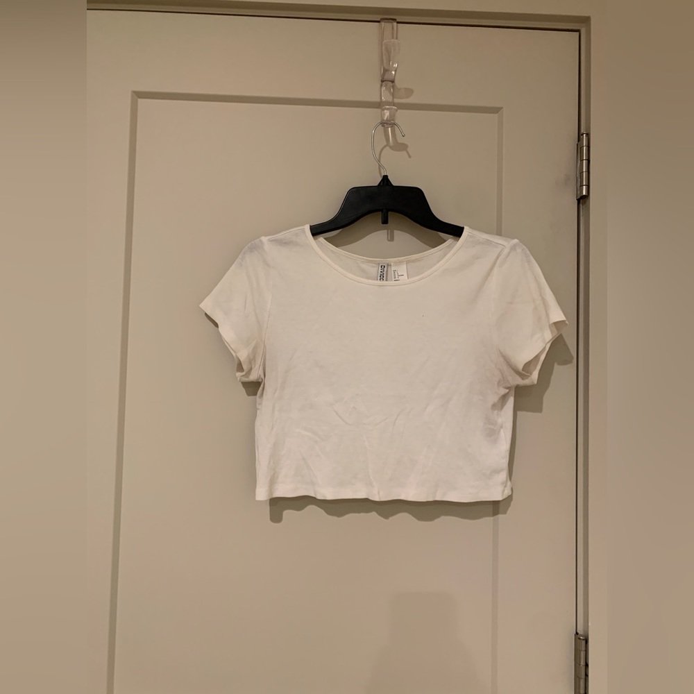 Classic white cropped tee